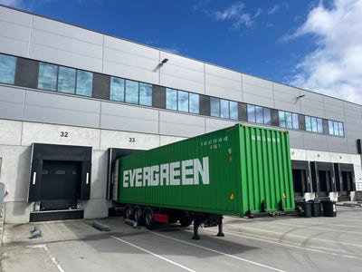 Zeecontainer aan de laaddock van Fulfilment Station in Breda, klaar om gelost te worden