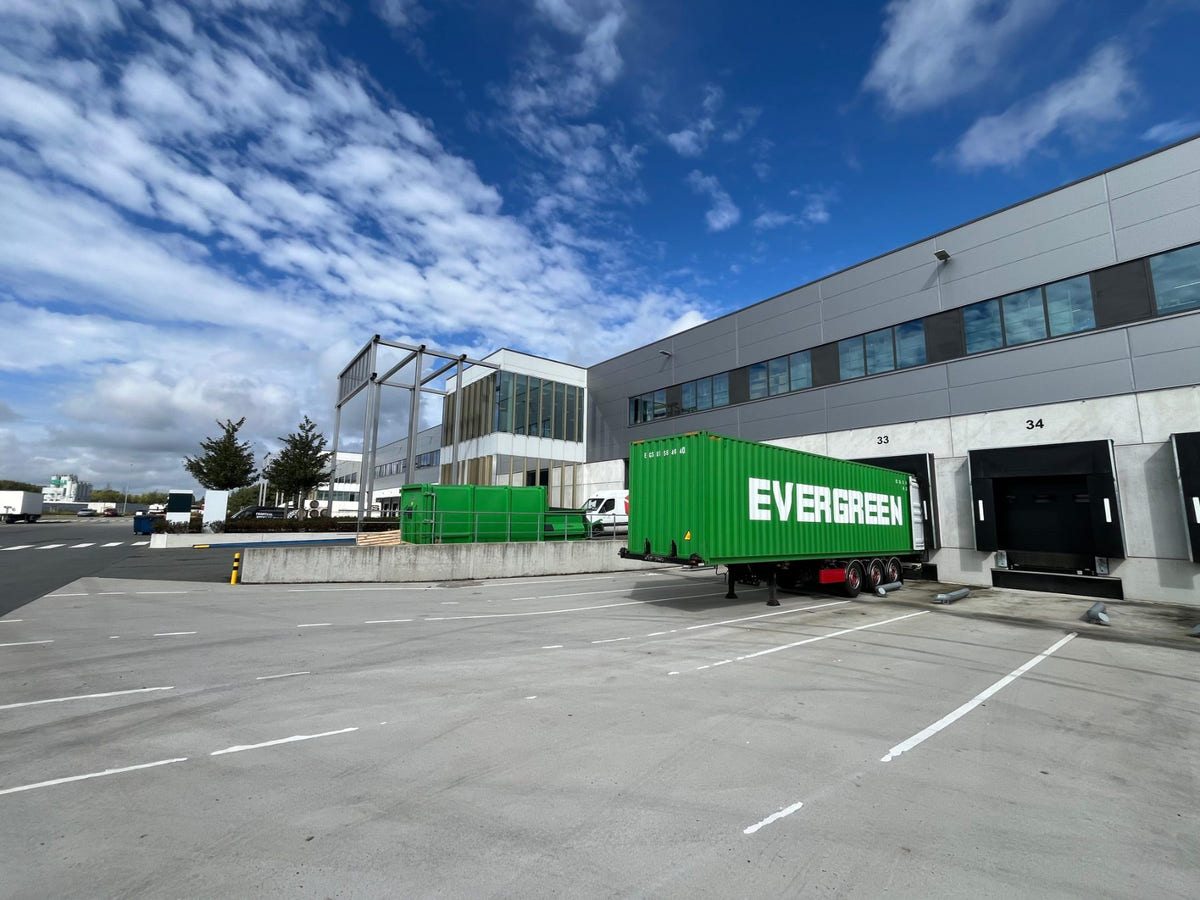 Zeecontainer op een trailer bij de laaddocks van het magazijn van Fulfilment Station in Breda