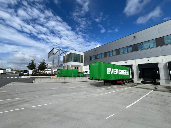 Zeecontainer op een trailer bij de laaddocks van het magazijn van Fulfilment Station in Breda