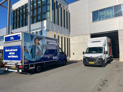 Bestelbussen klaar voor distributie bij het magazijn van Fulfilment Station in Breda